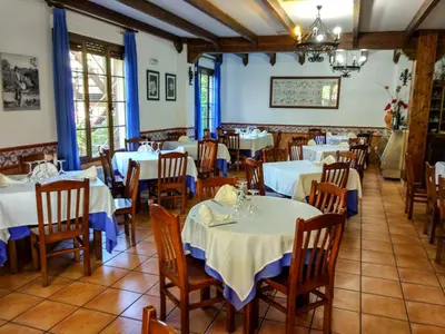 Un restaurante o sitio para comer en Hotel Rural Castúo H CC 656
