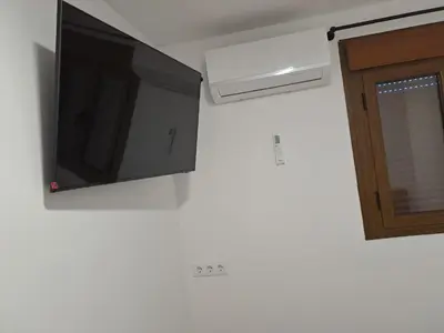 Una televisión o centro de entretenimiento en Hostal LA SIERRA