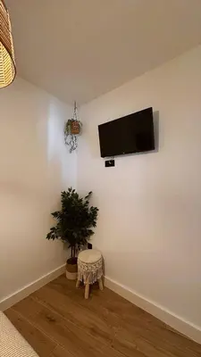 Una televisión o centro de entretenimiento en La Casa del Escudo