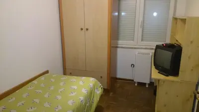 Una televisión o centro de entretenimiento en Apartamentos Salamanca Plaza Del Oeste 4 dormitorios, 2 baños , Parking