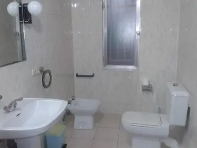 Un baño de Apartamentos Salamanca Plaza Del Oeste 4 dormitorios, 2 baños , Parking