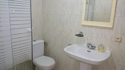 Un baño de Apartamentos Salamanca Plaza Del Oeste 4 dormitorios, 2 baños , Parking
