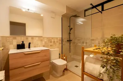 Un baño de La Albardería Suite VUT 2 habitaciones a los pies de la Muralla