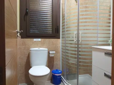 Un baño de Carreras Beach Candeleda Casa en piscina natural