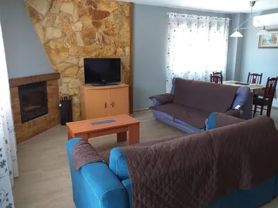 Una televisión o centro de entretenimiento en Carreras Beach Candeleda Casa en piscina natural