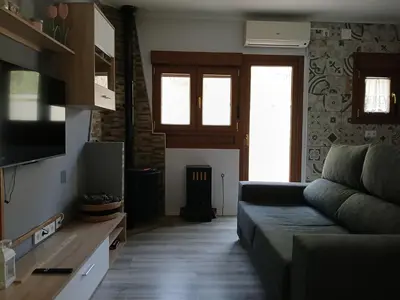 Una televisión o centro de entretenimiento en Entrepinos