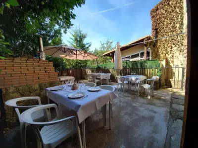 Un restaurante o sitio para comer en Hostal Rural El Campito