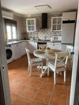 Una cocina o zona de cocina en La Casa del Pueblo con piscina y barbacoa
