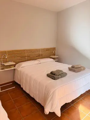Cama o camas de una habitación en La Casa del Pueblo con piscina y barbacoa