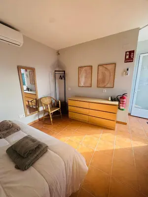 Cama o camas de una habitación en La Casa del Pueblo con piscina y barbacoa