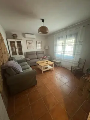 Zona de estar de La Casa del Pueblo con piscina y barbacoa