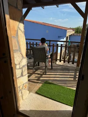 Un balcón o terraza de La Casa del Pueblo con piscina y barbacoa