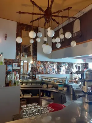 Un restaurante o sitio para comer en HOSTAl LUJUAN