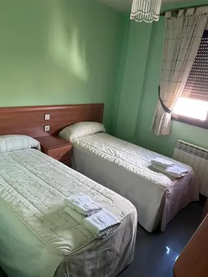 Cama o camas de una habitación en Hostal Rural Dos Hermanos