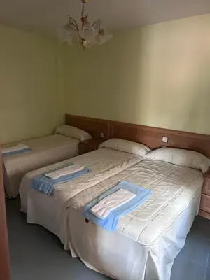 Cama o camas de una habitación en Hostal Rural Dos Hermanos