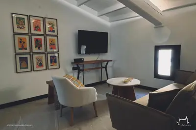 Una televisión o centro de entretenimiento en Apartamentos Al-Karika