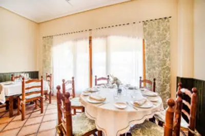 Un restaurante o sitio para comer en La Hostería de Oropesa