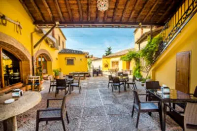 Un restaurante o sitio para comer en La Hostería de Oropesa