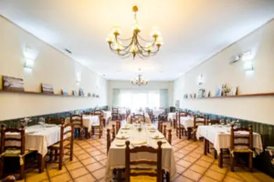 Un restaurante o sitio para comer en La Hostería de Oropesa