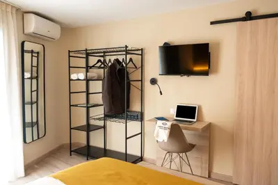 Una televisión o centro de entretenimiento en Qazris Suites