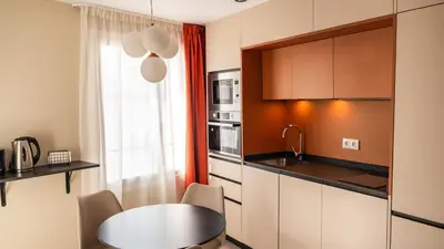 Una cocina o zona de cocina en Qazris Suites