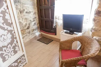 Una televisión o centro de entretenimiento en Casa Rural La Barquilla
