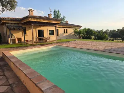 Piscina en o cerca de La encina del pastor