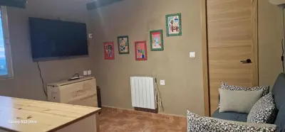 Una televisión o centro de entretenimiento en Las Traviesas CABAÑA
