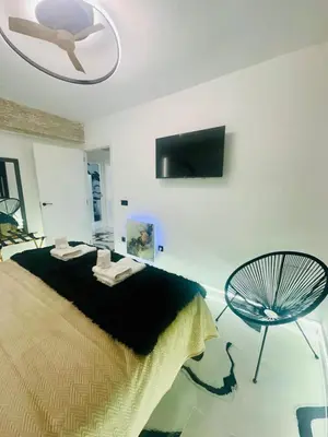 Una televisión o centro de entretenimiento en Imperium Boutique Centro Parking Gratis