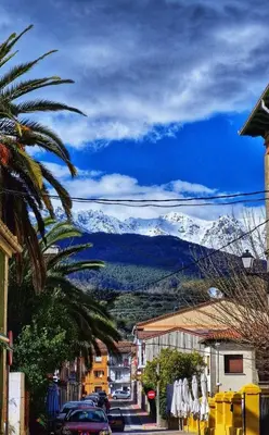 Vista general de una montaña o vista desde la casa o chalet