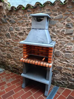 Barbacoa disponible para clientes en la casa o chalet