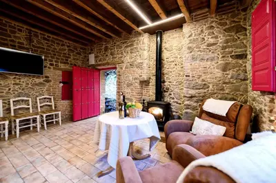 Una televisión o centro de entretenimiento en La Casita de Albino -jacuzzi-chimenea-museo