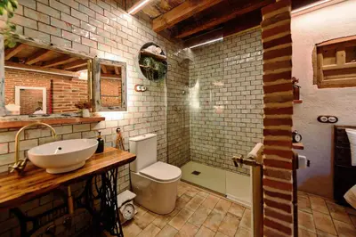 Un baño de La Casita de Albino -jacuzzi-chimenea-museo