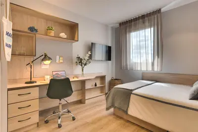 Una televisión o centro de entretenimiento en Livensa Living Salamanca Albergue Juvenil
