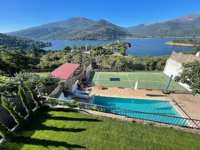 Plano de Villa con piscina, jacuzzi y basket junto al lago de El Burguillo