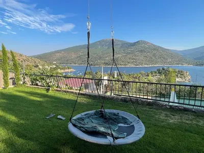 Plano de Villa con piscina, jacuzzi y basket junto al lago de El Burguillo