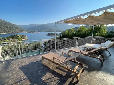 Plano de Villa con piscina, jacuzzi y basket junto al lago de El Burguillo