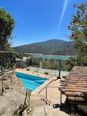 Plano de Villa con piscina, jacuzzi y basket junto al lago de El Burguillo