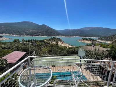 Plano de Villa con piscina, jacuzzi y basket junto al lago de El Burguillo