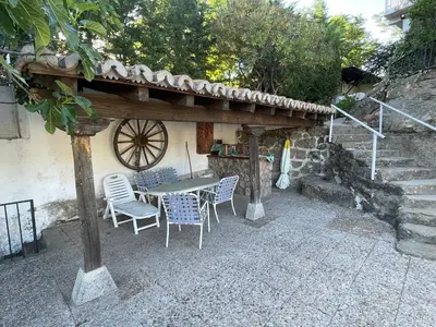 Plano de Villa con piscina, jacuzzi y basket junto al lago de El Burguillo