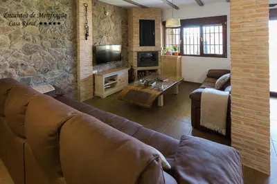 Una televisión o centro de entretenimiento en Encantos De Monfragüe