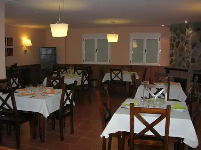 Un restaurante o sitio para comer en Hostal Rural los Alisos