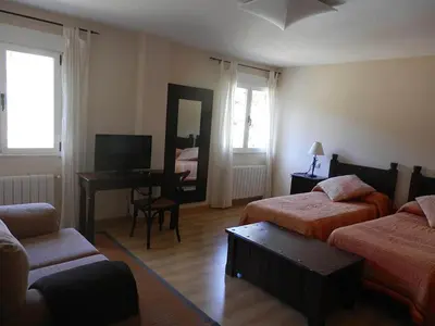 Una televisión o centro de entretenimiento en Hostal Rural los Alisos