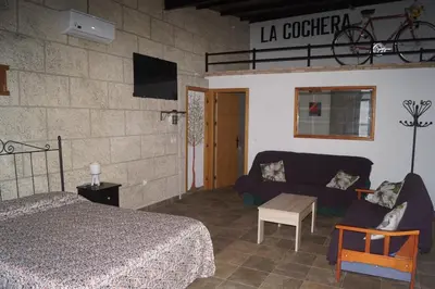 Una televisión o centro de entretenimiento en Apartamento-Estudio 10 de Monfragüe