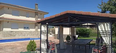 Un patio o zona al aire libre en Casa Rural Fuente Clavel