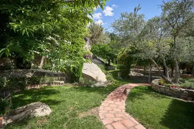 Jardín al aire libre en Casa Jacaranda