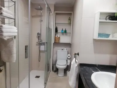 Un baño de Apartamento con jardín privado a 10 min del centro de Salamanca