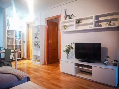 Una televisión o centro de entretenimiento en Apartamento con jardín privado a 10 min del centro de Salamanca