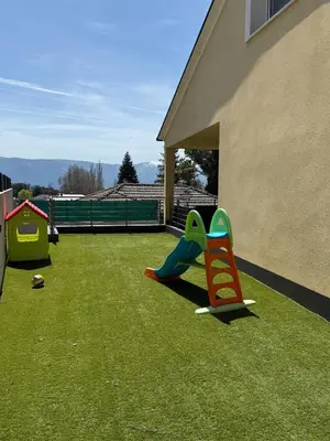 Zona de juegos infantil en La casa amarilla