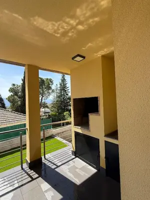 Una televisión o centro de entretenimiento en La casa amarilla